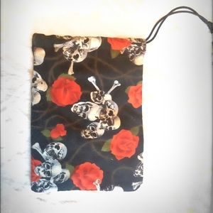 Skulls n’ Roses Pouch
